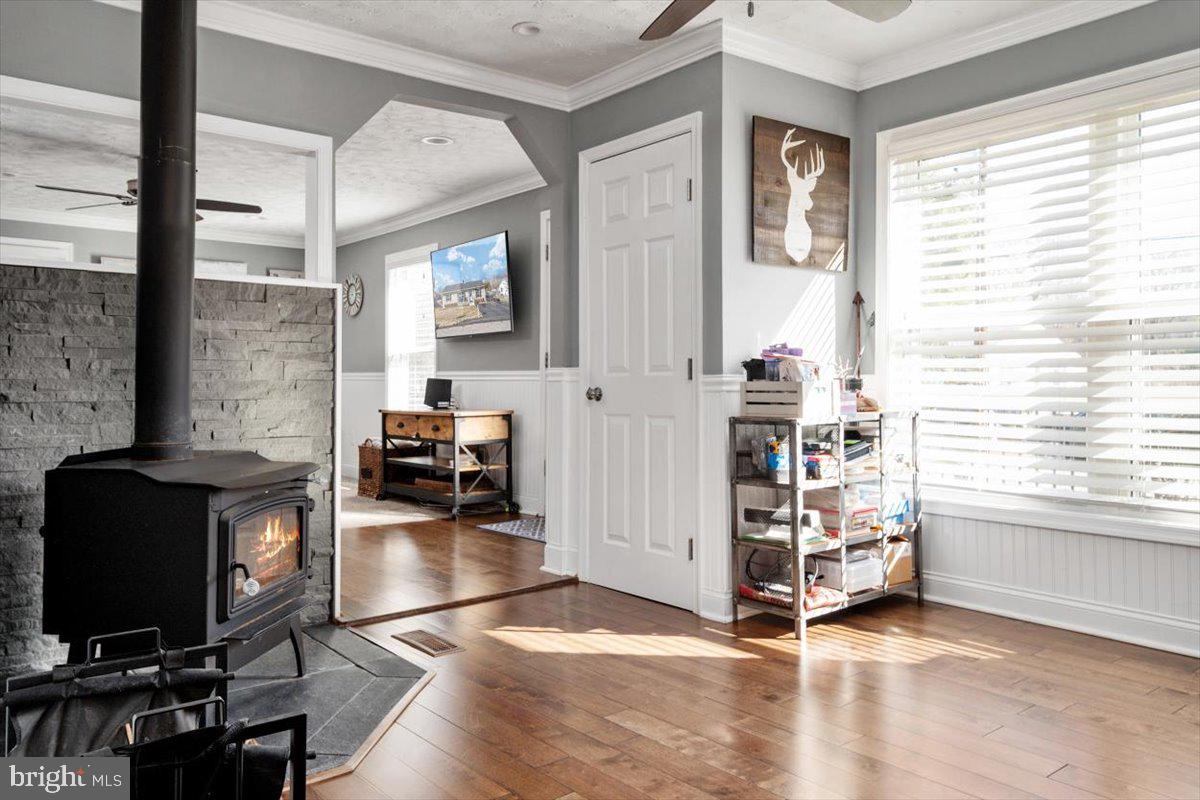 8376 Lockwood Road Pasadena, MD 21122 - Photo 13 of 32