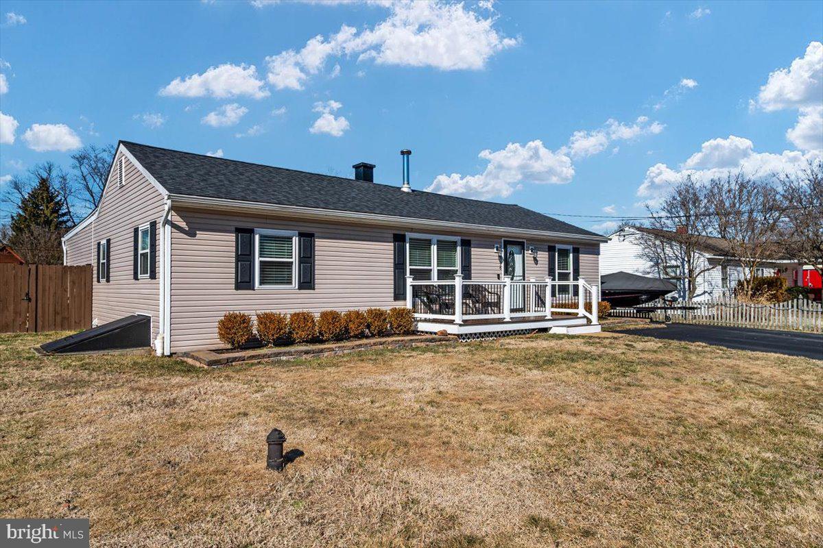 8376 Lockwood Road Pasadena, MD 21122 - Photo 3 of 32