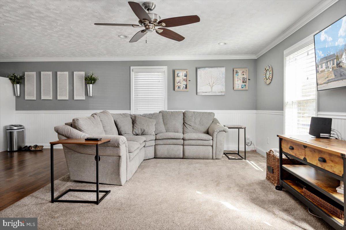 8376 Lockwood Road Pasadena, MD 21122 - Photo 4 of 32