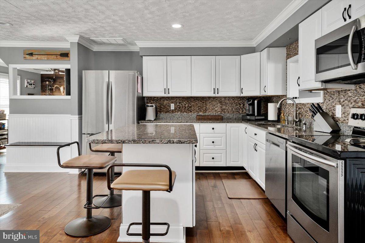 8376 Lockwood Road Pasadena, MD 21122 - Photo 7 of 32