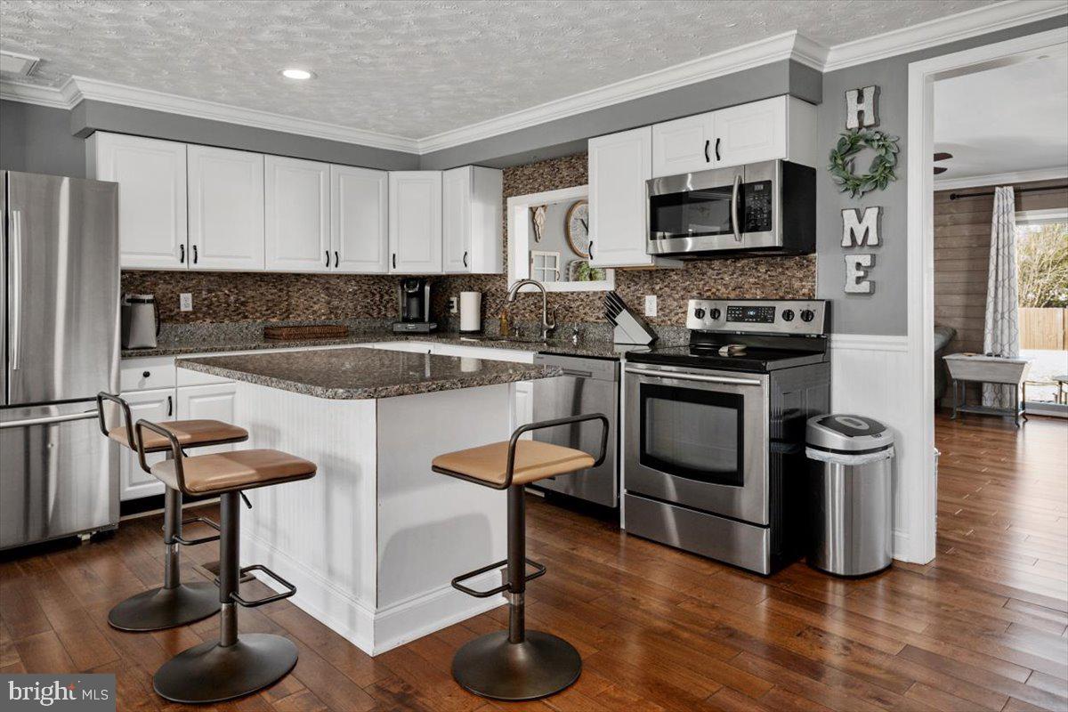 8376 Lockwood Road Pasadena, MD 21122 - Photo 8 of 32