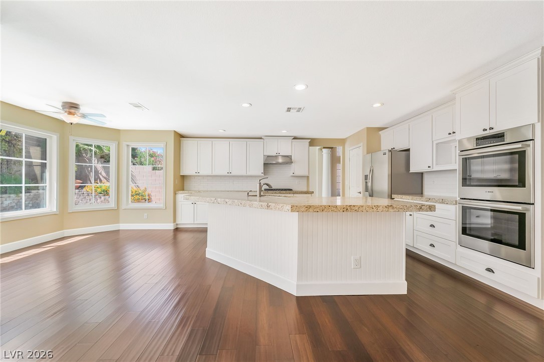 271 Pointe Ranier Avenue Henderson, NV 89012 - Photo 4 of 26 This spacious kitchen offers a large island, sleek appliances, and elegant hardwood flooring.