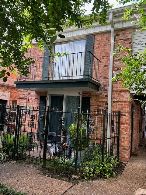 3400 Timmons Lane, Unit 24 Houston, TX 77027 - Photo 15 of 21 a view of a house with entryway and a tree