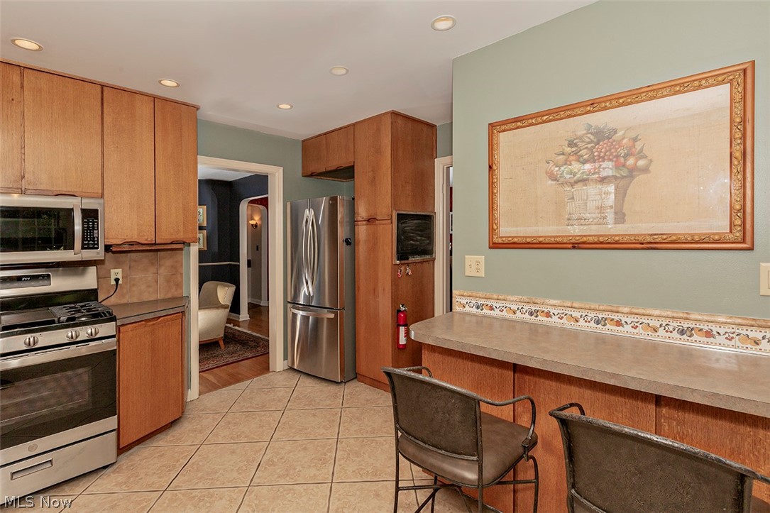 1362 Winston Road Cleveland, OH 44121 - Photo 8 of 35