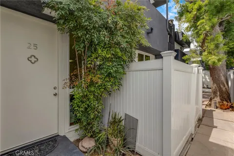 $623,000 | 5142 Zelzah Avenue, Unit 25, Encino, CA 91316