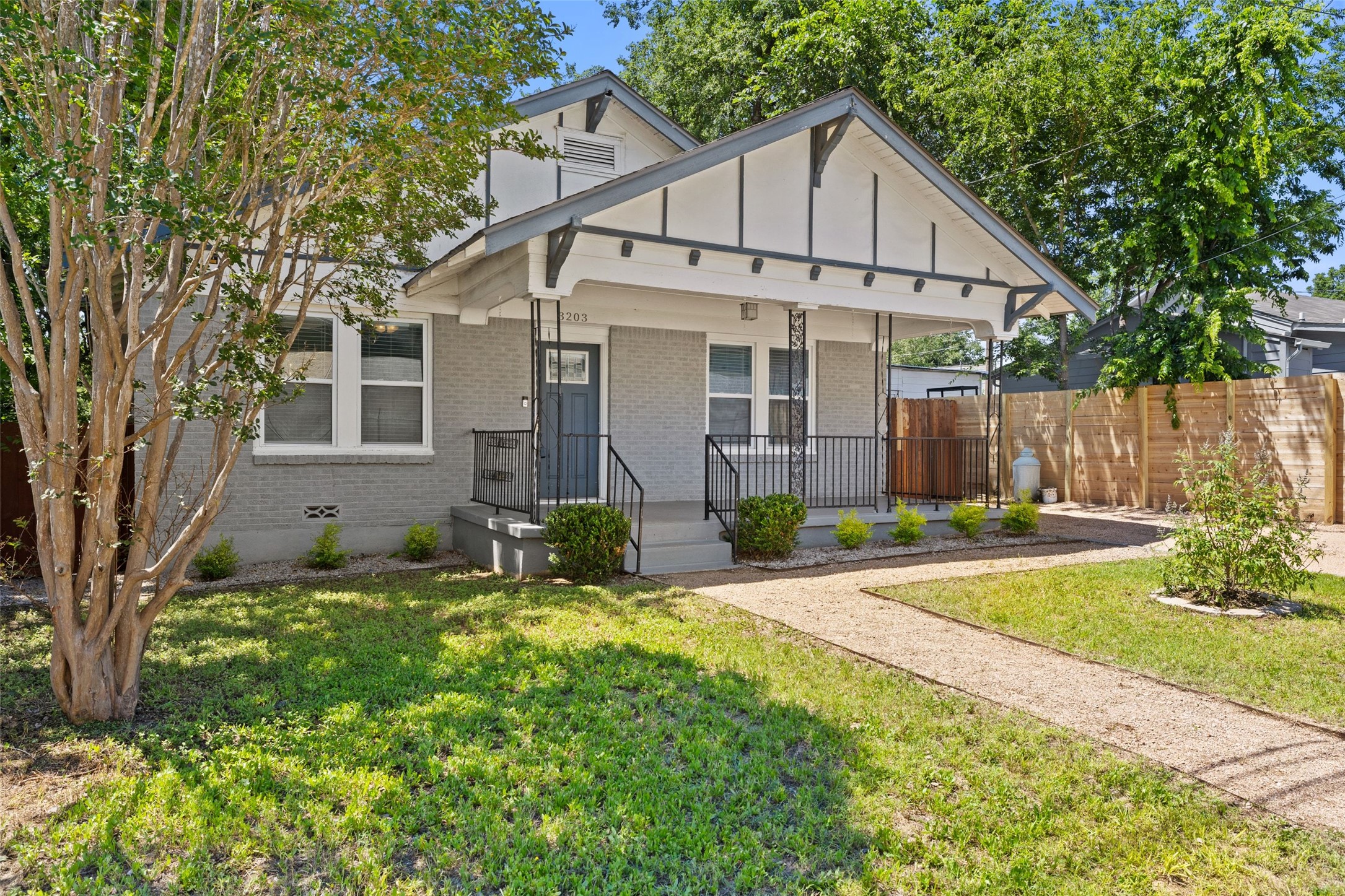 3203 East 18th Street Austin, TX 78721 - Photo 2 of 38