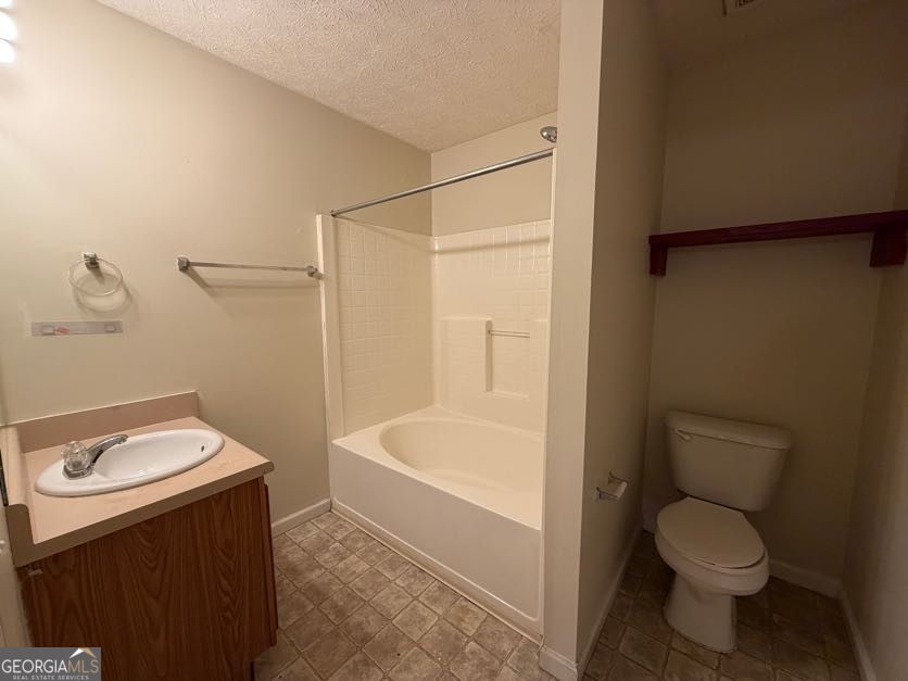 5196 Tew Lane Southwest Covington, GA 30014 - Photo 14 of 41 a bathroom with a toilet a sink and bathtub