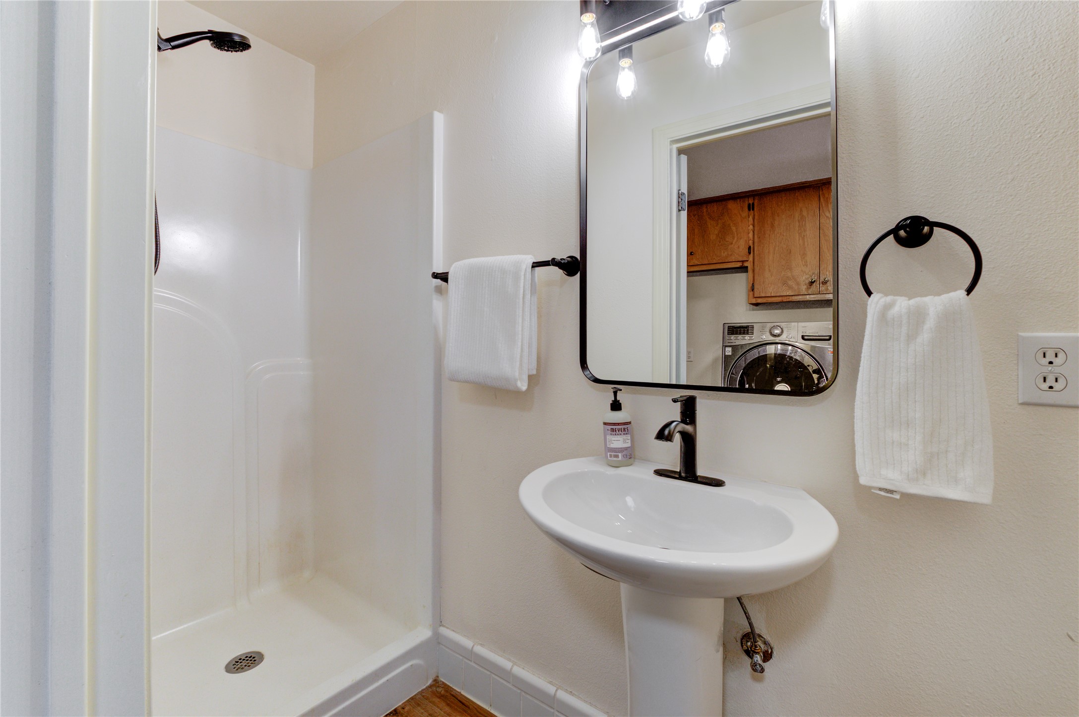 1700 Patterson Road Austin, TX 78733 - Photo 23 of 37 Full updated bath next to Office