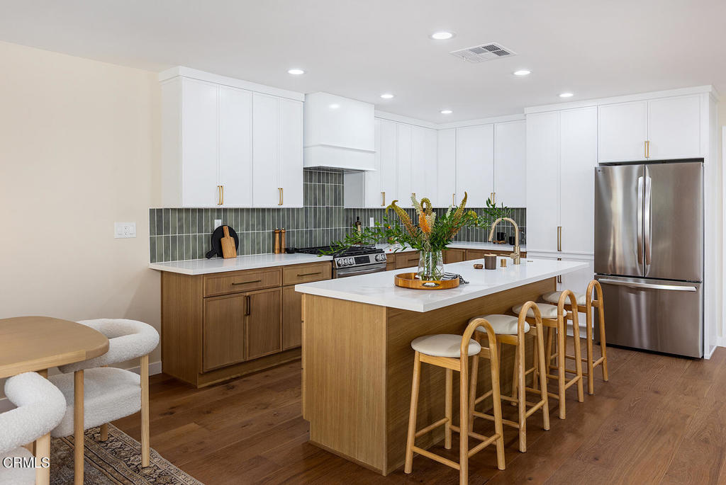 2650 Catherine Road Altadena, CA 91001 - Photo 12 of 37 a kitchen that has a dining table and chairs