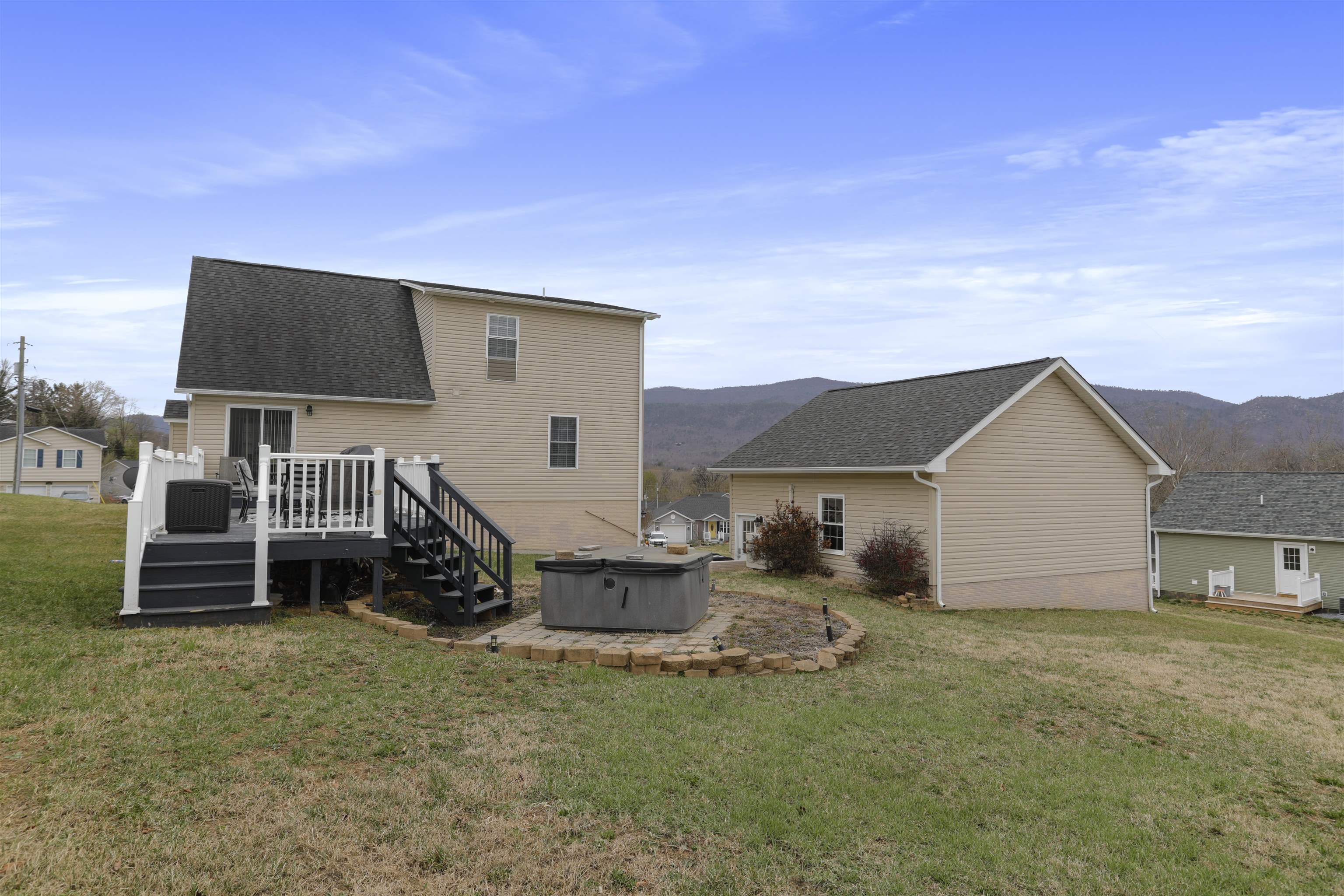317 Locustdale Loop Shenandoah, VA 22849 - Photo 29 of 39 a backyard of a house with wooden fence and a bench