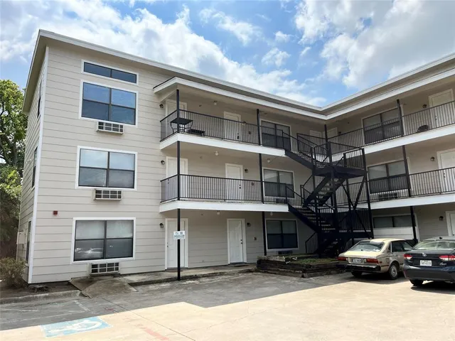 $825 | 701 West Sycamore Street, Unit 107, Denton, TX 76201