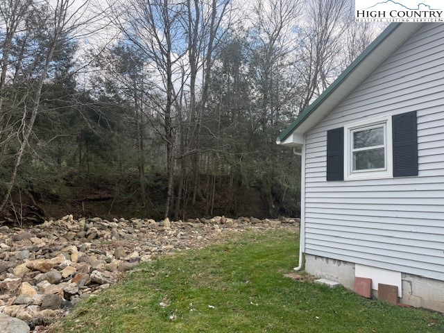 304 Elk River Road Elk Park, NC 28622 - Photo 26 of 36 a backyard of a house with lots of green space