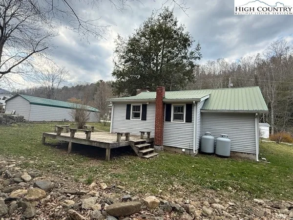 a view of a house with back yard