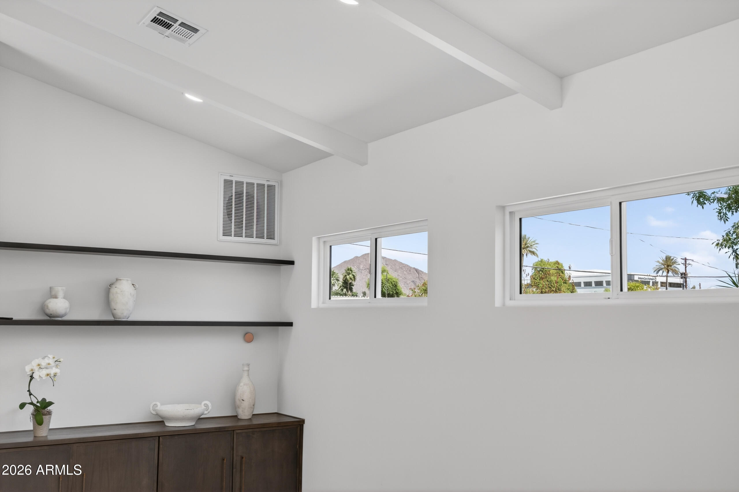 4048 East Edgemont Avenue Phoenix, AZ 85018 - Photo 24 of 88 Living room