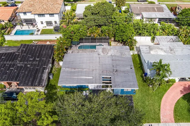 a view of a back yard