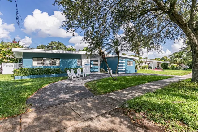 a view of a house with a yard