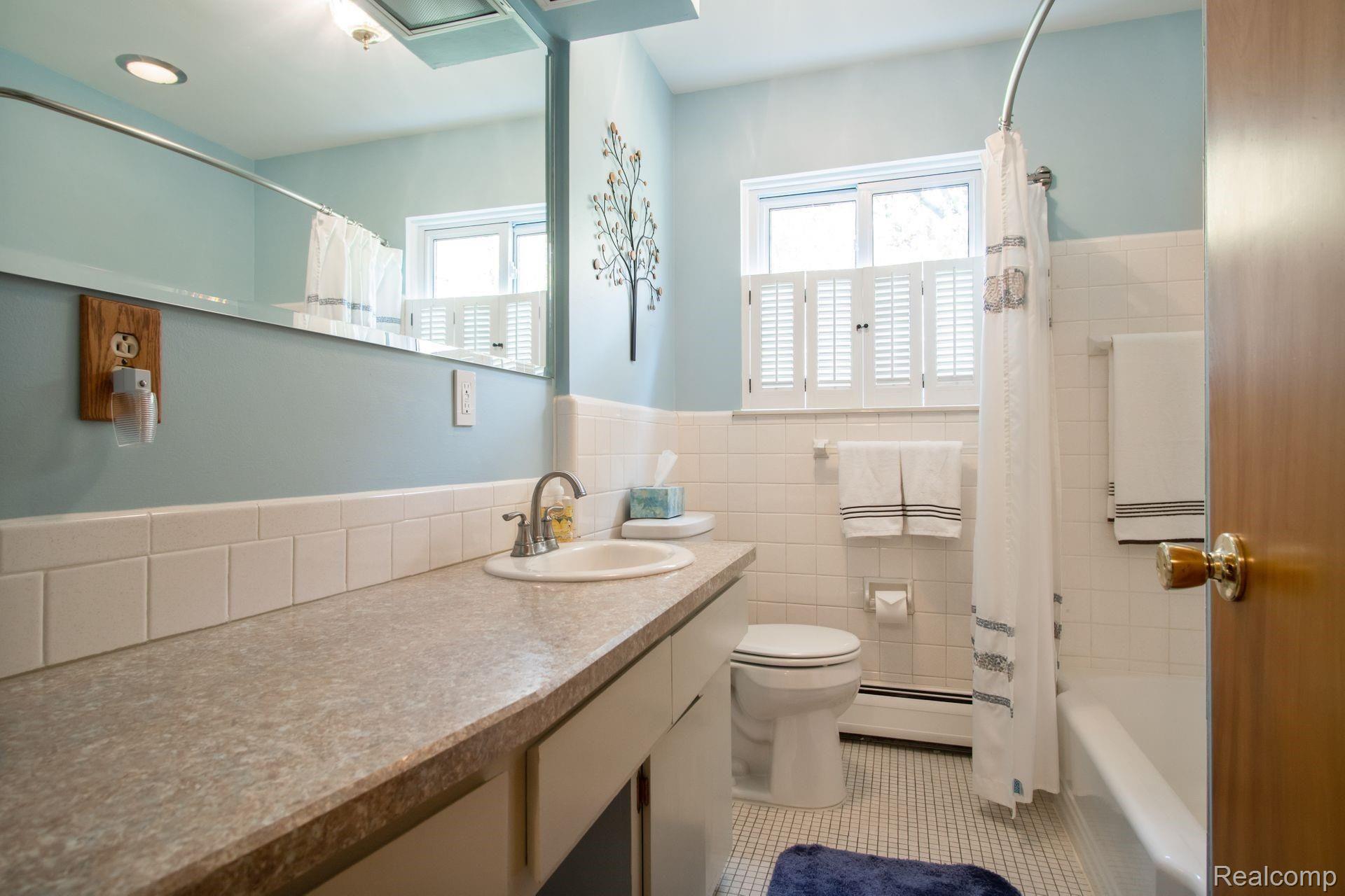 2270 Armond Road Howell, MI 48855 - Photo 17 of 30 First floor full bathroom