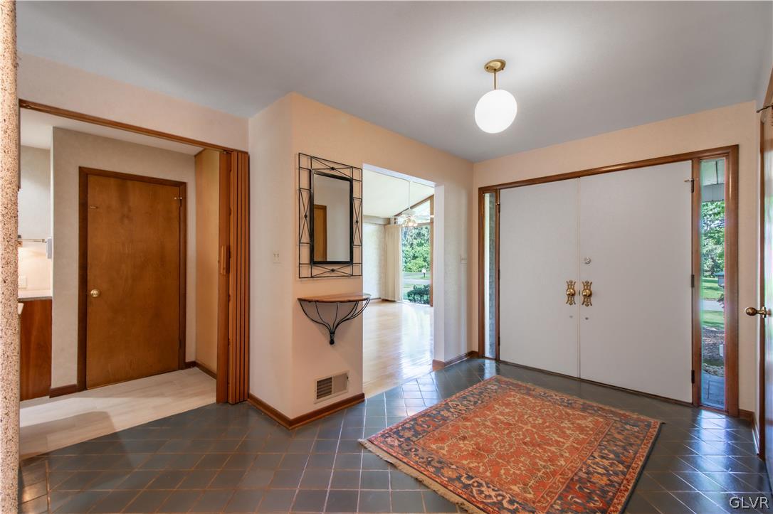 975 Wedgewood Road Bethlehem, PA 18017 - Photo 17 of 49 Large, welcoming Foyer