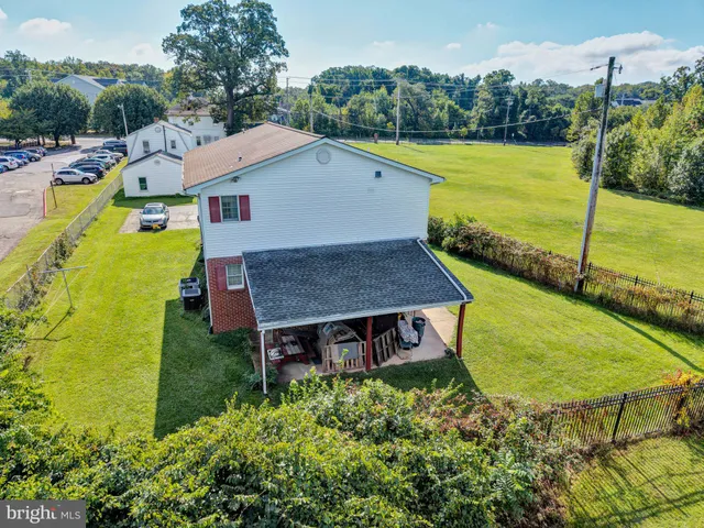 a picture of a bench in a microwave