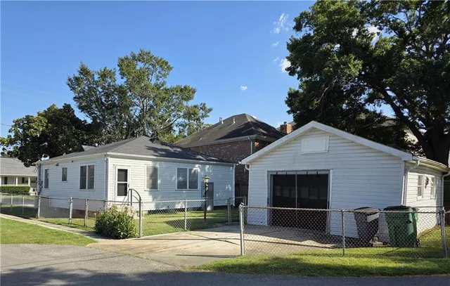 $2,400 | 552 Metairie Lawn Drive, Metairie, LA 70001