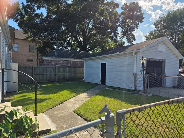$2,400 | 552 Metairie Lawn Drive, Metairie, LA 70001
