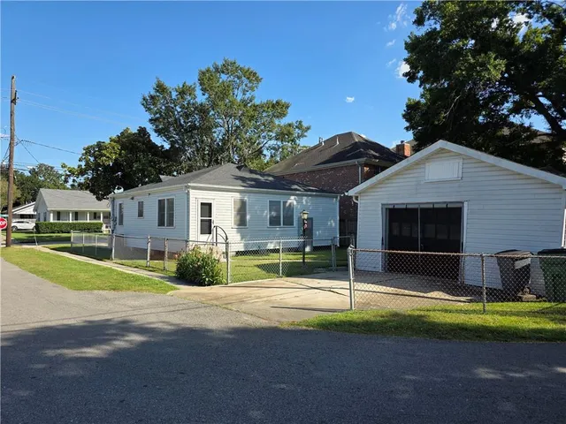 $2,400 | 552 Metairie Lawn Drive, Metairie, LA 70001