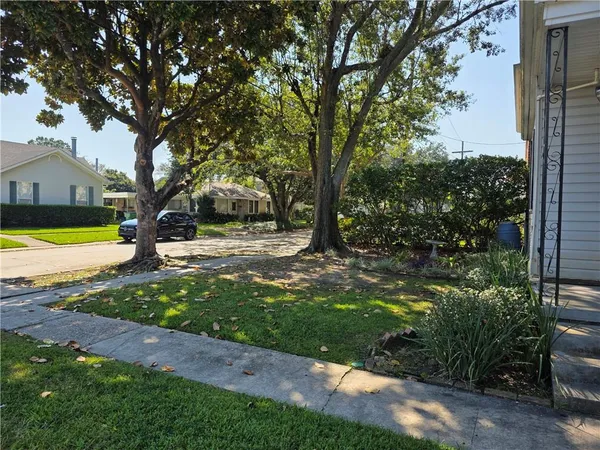 $2,400 | 552 Metairie Lawn Drive, Metairie, LA 70001