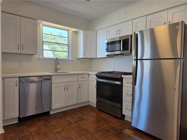 $2,400 | 552 Metairie Lawn Drive, Metairie, LA 70001