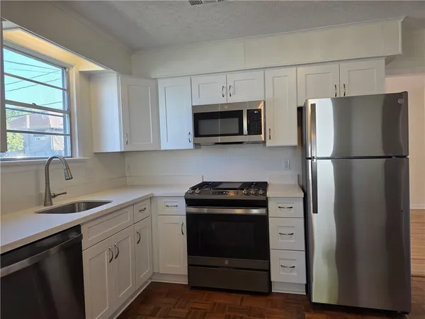 $2,400 | 552 Metairie Lawn Drive, Metairie, LA 70001