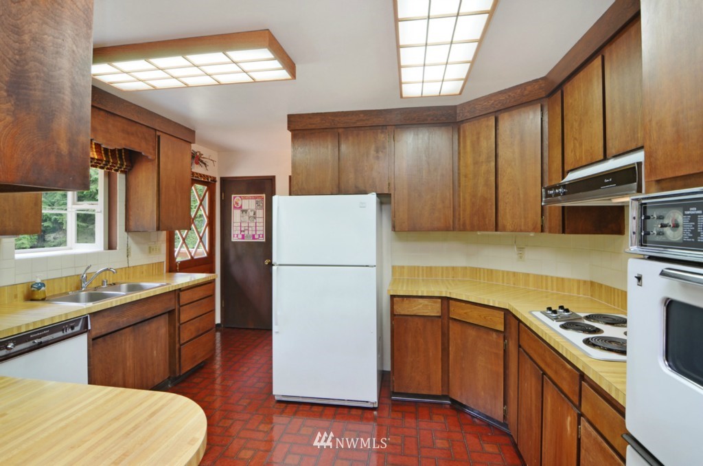 1260 Northwest Thompson Road Poulsbo, WA 98370 - Photo 5 of 24 Gallery Image 5