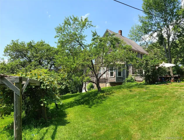 a view of a house with a backyard