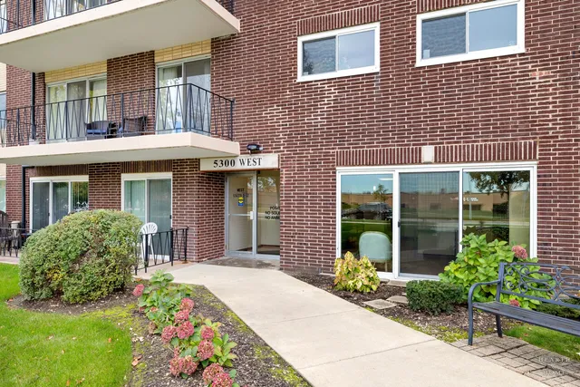 $199,900 | 5300 Walnut Avenue, Unit 12B, Downers Grove, IL 60515