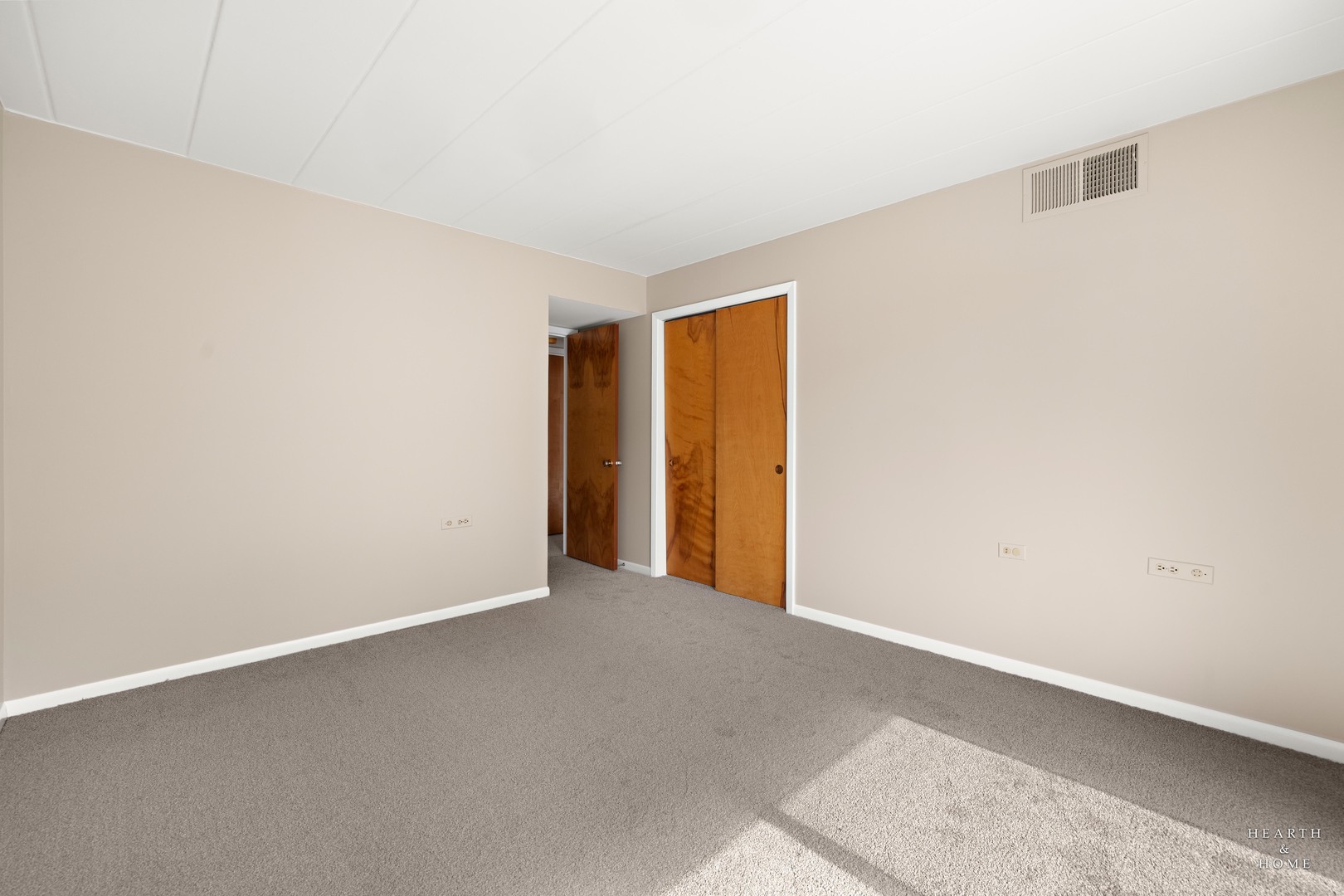 5300 Walnut Avenue, Unit 12B Downers Grove, IL 60515 - Photo 15 of 30 a view of an empty room