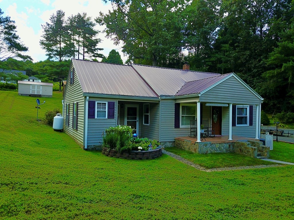 2618 Scenic Road Fries, VA 24330 - Photo 4 of 24 Gallery Image 4