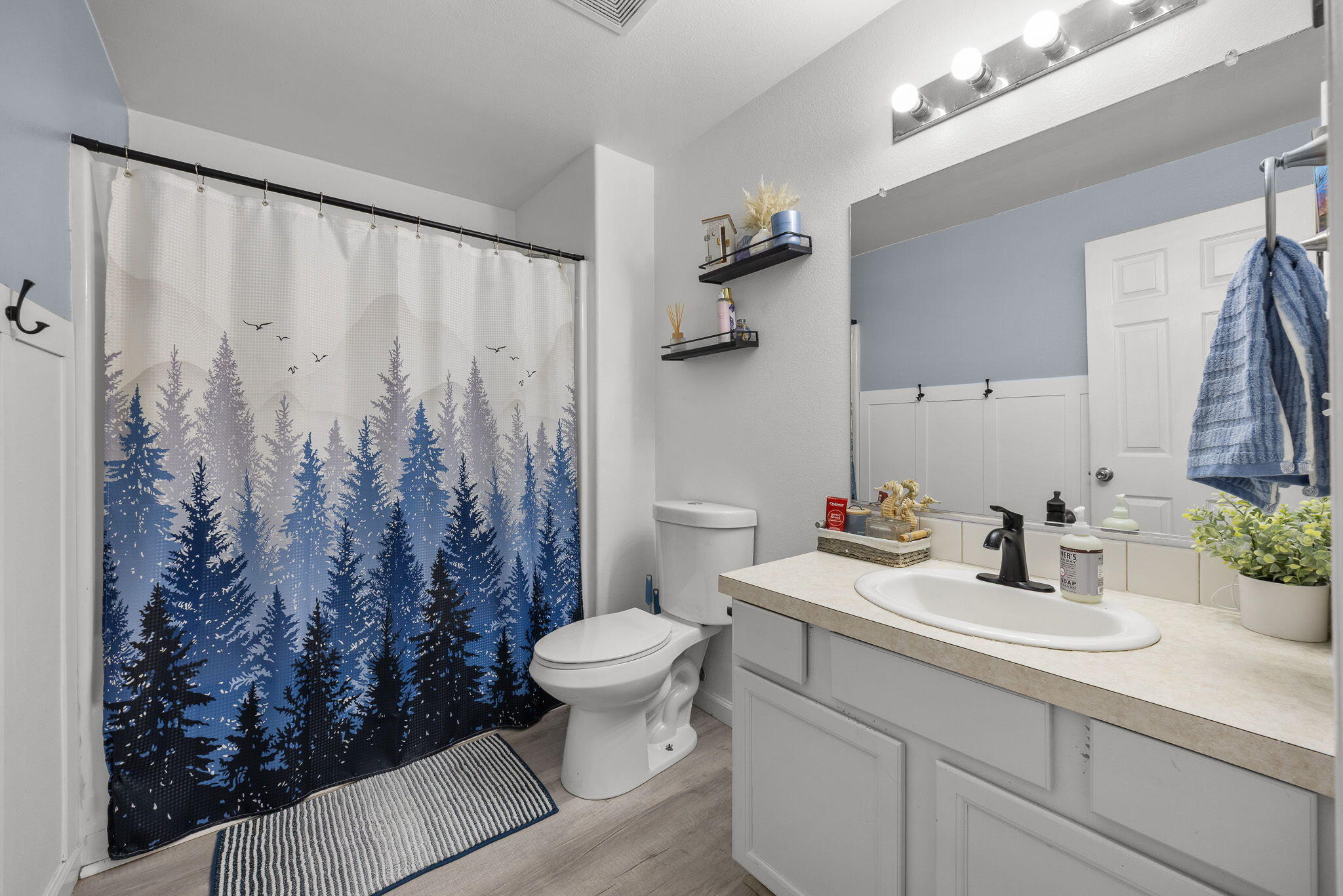 1468 Southwest 27th Street Redmond, OR 97756 - Photo 13 of 26 Guest Bath