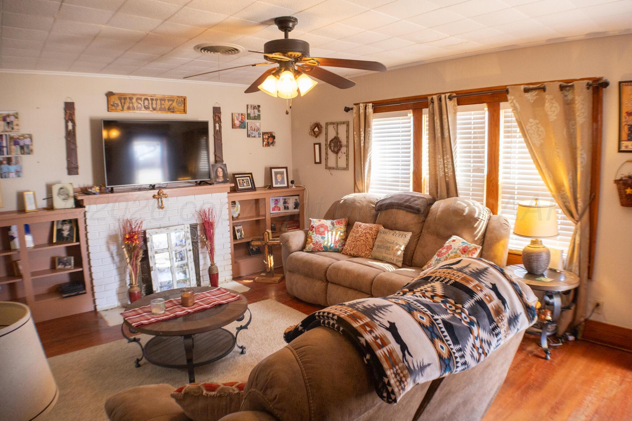 801 North Main Street McLean, TX 79057 - Photo 6 of 24 a living room with furniture and a flat screen tv