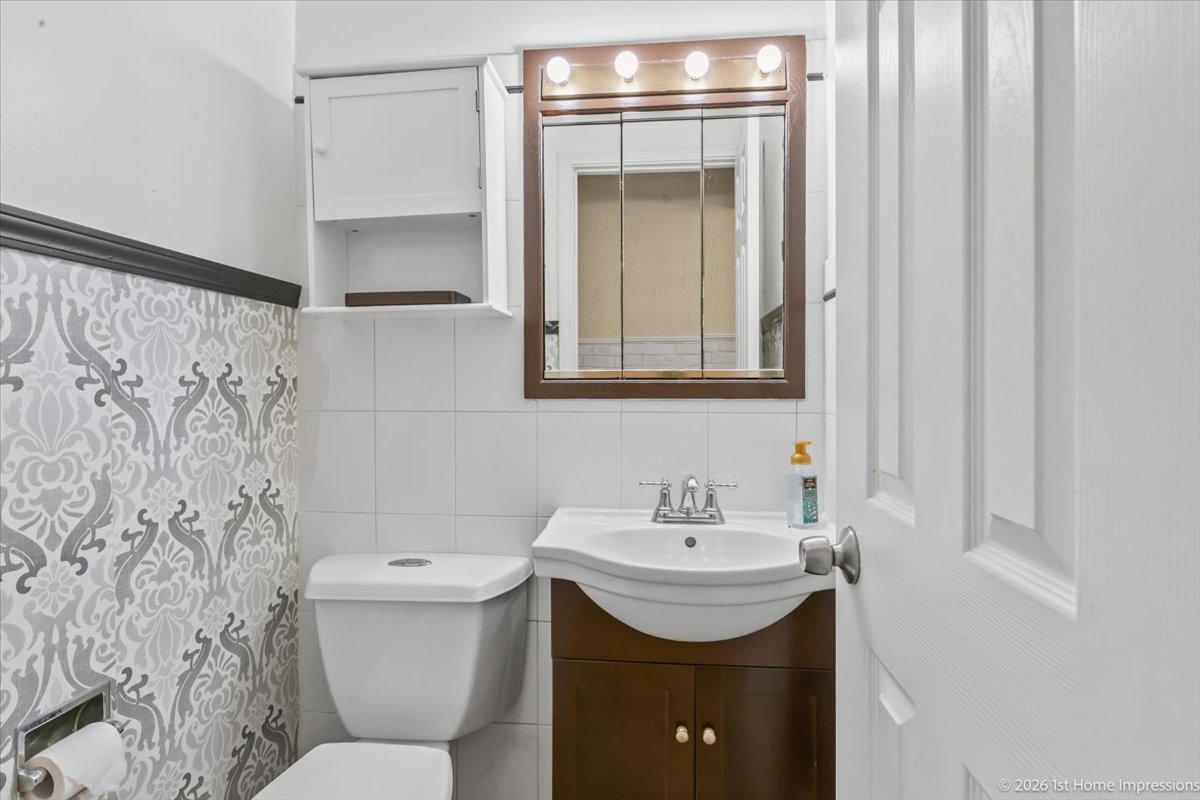 18847 May Avenue Homewood, IL 60430 - Photo 13 of 26 a bathroom with a toilet sink and mirror