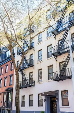 $795,000 | 250 West 22nd Street, Unit 1B | Chelsea