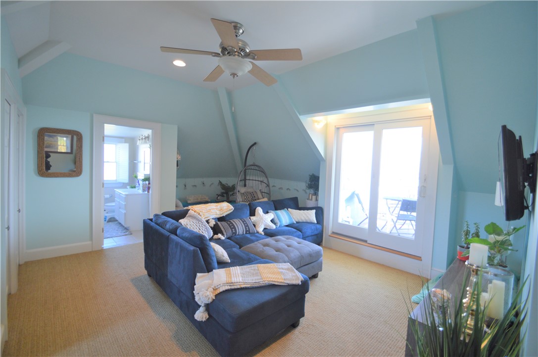 398 Wolcott Avenue, Unit 9 Middletown, RI 02842 - Photo 22 of 33 2nd level living