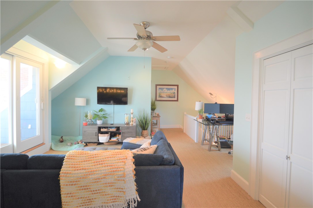 398 Wolcott Avenue, Unit 9 Middletown, RI 02842 - Photo 26 of 33 2nd level living