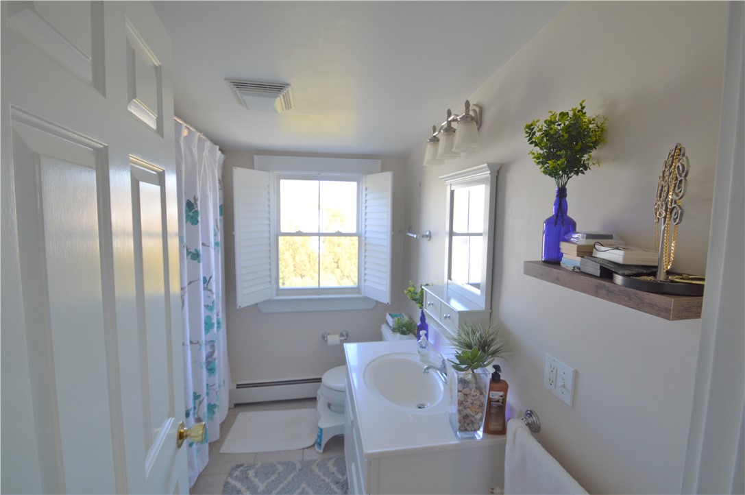 398 Wolcott Avenue, Unit 9 Middletown, RI 02842 - Photo 28 of 33 2nd level full bath w/tub