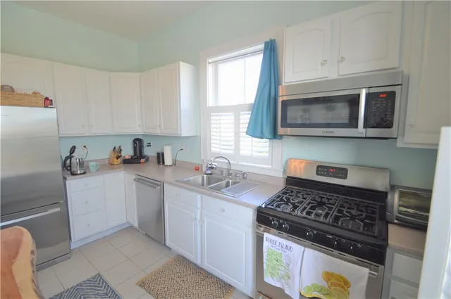 $2,600 | 398 Wolcott Avenue, Unit 9, Middletown, RI 02842