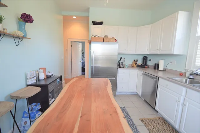 $2,600 | 398 Wolcott Avenue, Unit 9, Middletown, RI 02842