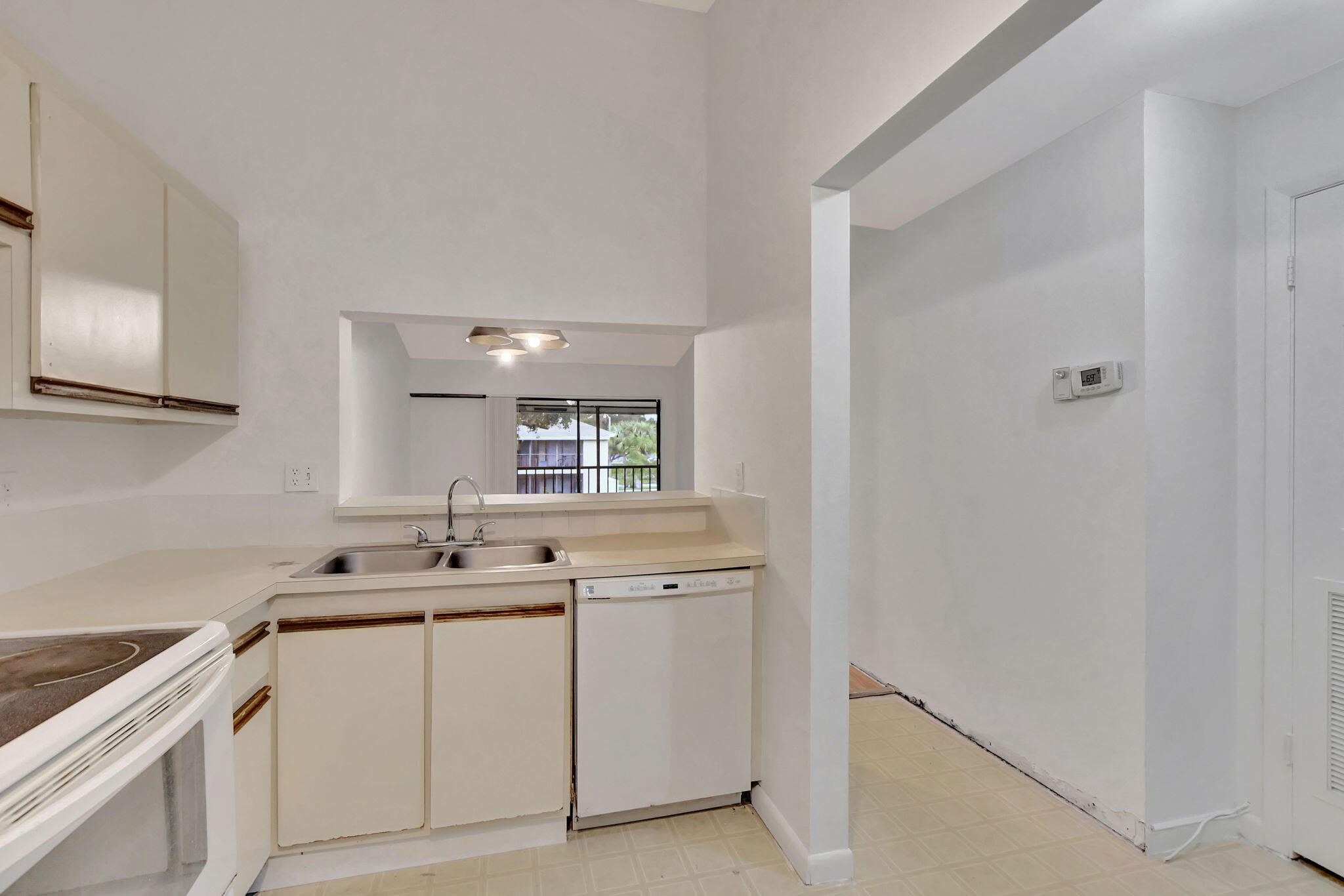 3939 Northeast 5th Avenue, Unit D201 Boca Raton, FL 33431 - Photo 11 of 33 kitchen