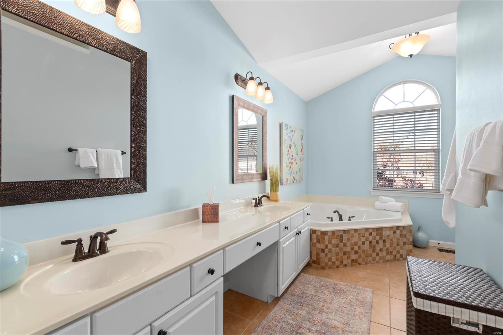 812 Castle Ridge Court Ballwin, MO 63021 - Photo 25 of 41 Gallery Image 25