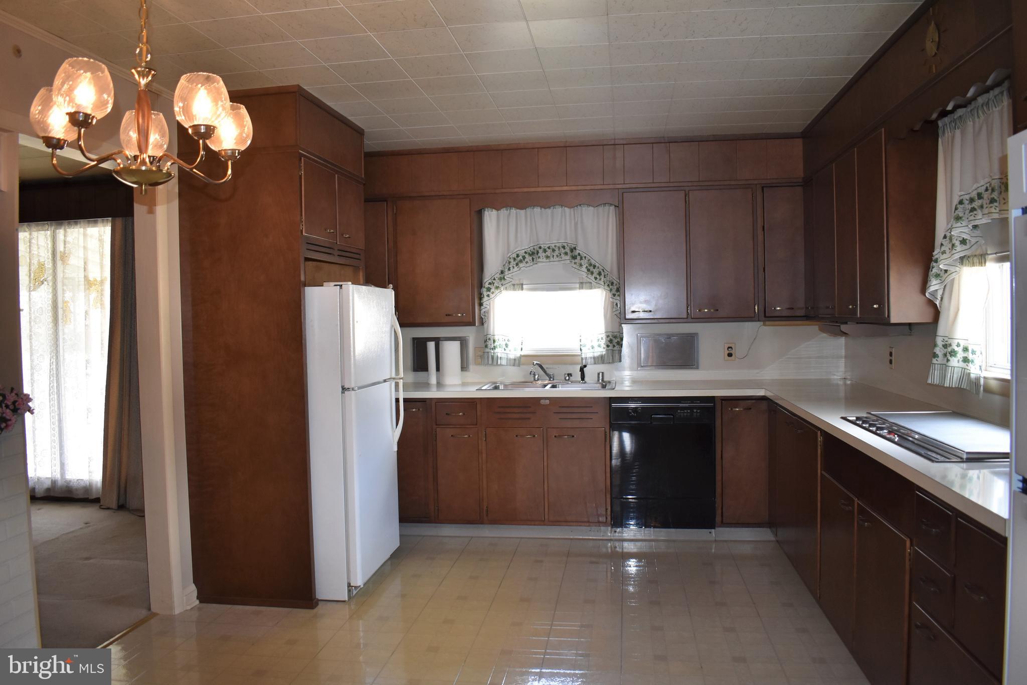 5406 Radecke Avenue Baltimore, MD 21206 - Photo 18 of 33 Eat In Kitchen leads to Family Room