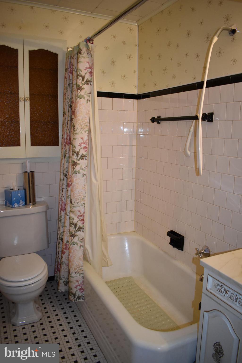 5406 Radecke Avenue Baltimore, MD 21206 - Photo 22 of 33 Hall Full Bath on Main Floor