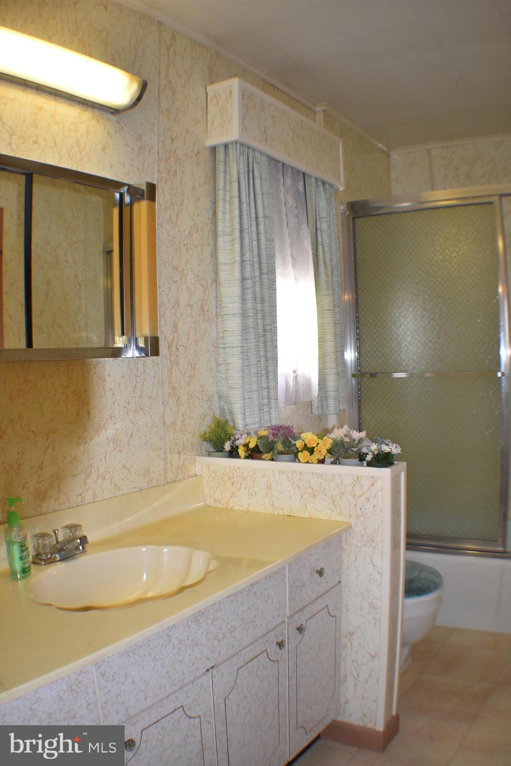 5406 Radecke Avenue Baltimore, MD 21206 - Photo 25 of 33 Full Bath on Main Attached to Bedroom 2