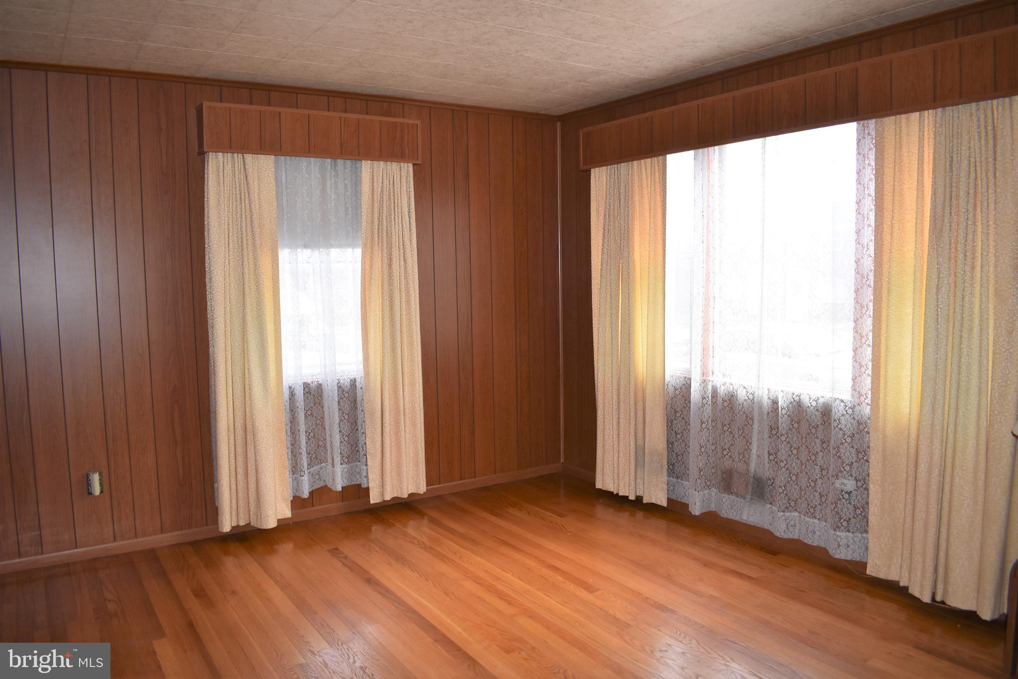 5406 Radecke Avenue Baltimore, MD 21206 - Photo 9 of 33 Living Room w/Hardwood Floors