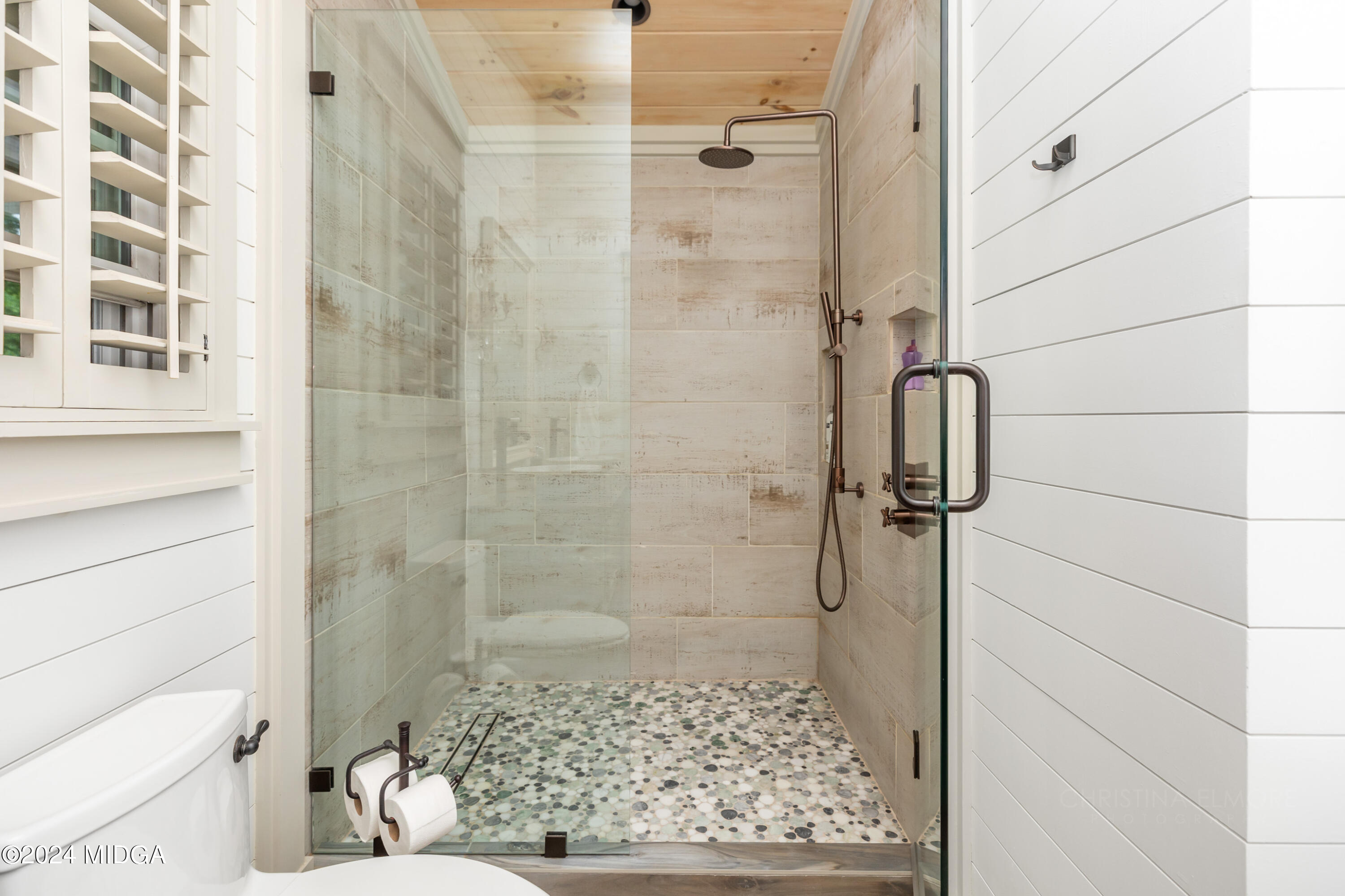 362 Stone Edge Road Macon, GA 31210 - Photo 46 of 68 a bathroom with a shower